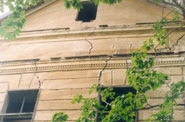 Agonia Pałacu Gorzanowskiego, Zniszczenia skrzydła południowego, Autor: R. Duma, 04.08.2004r.