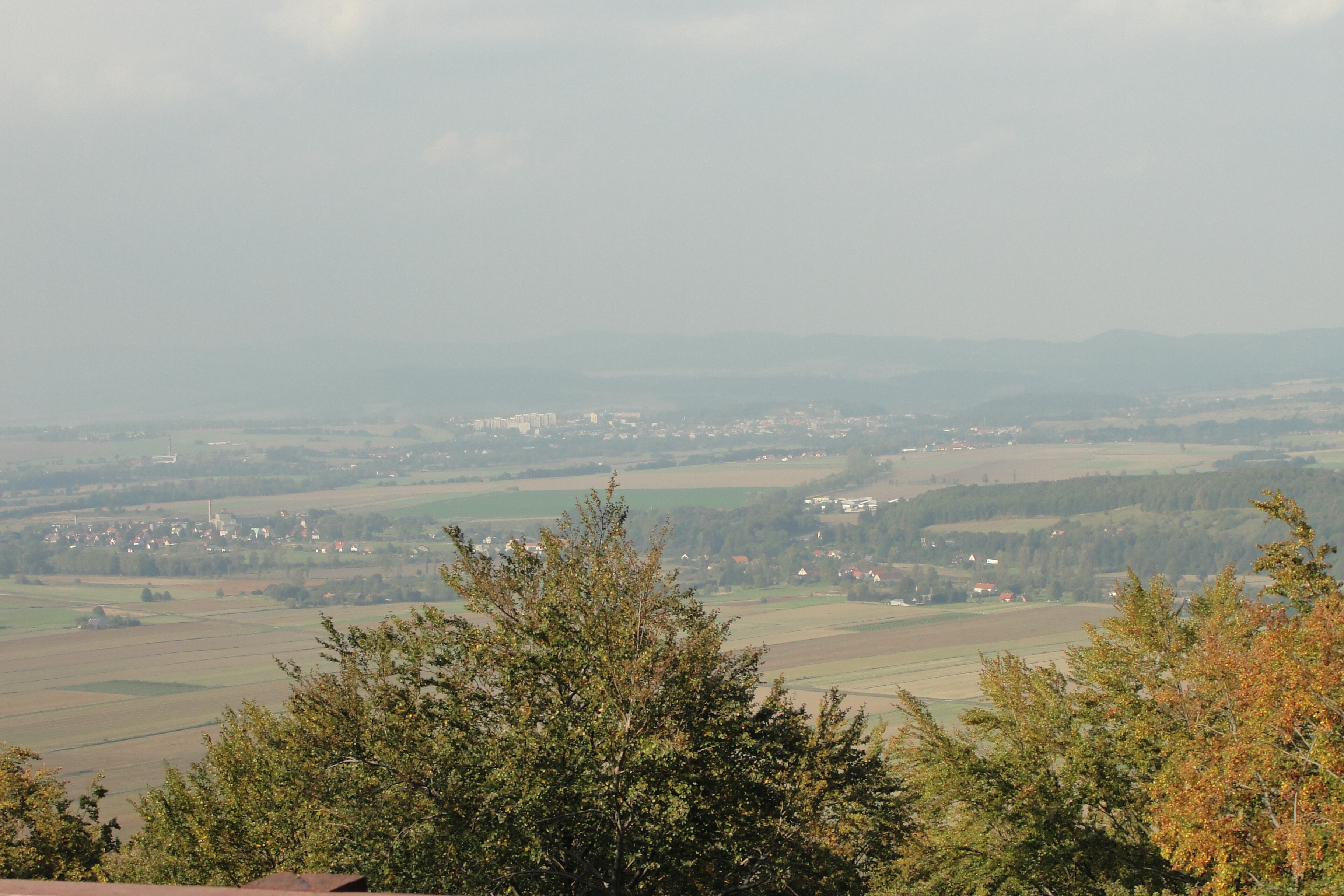 Wieża widokowa na Wapniarce, widok na Krosnowice oraz Kłodzko, Autor: M. Biernat, 27.09.2011r.