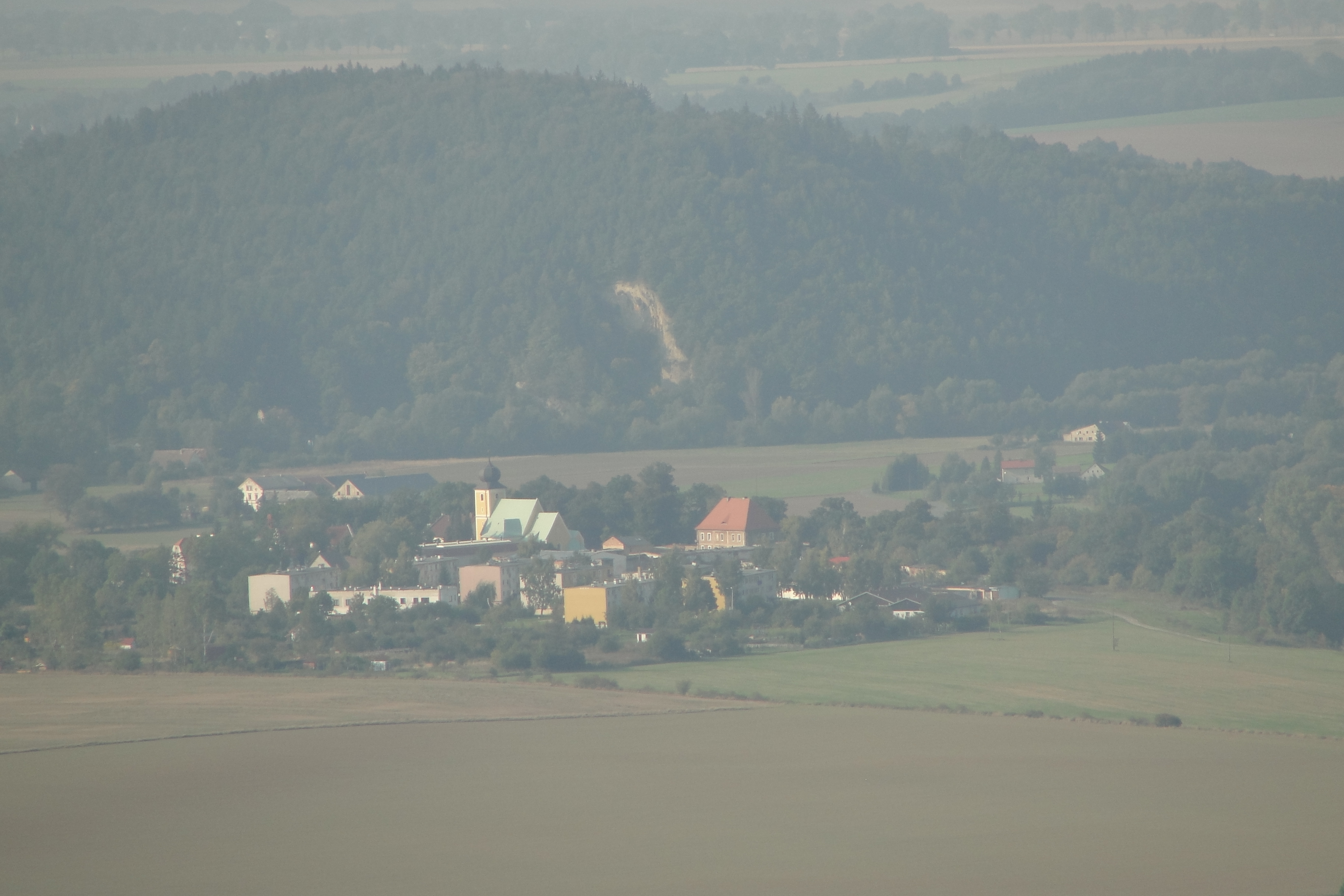 Wieża widokowa na Wapniarce, widok na Krosnowice i Czerwoną Górę, Autor: M. Biernat, 27.09.2011r.