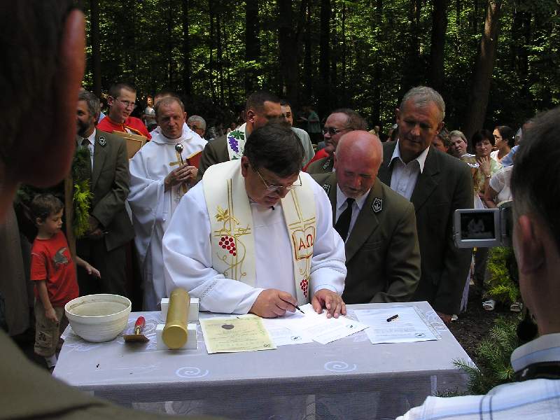 Odpust św. Antoniego, Podpisanie aktu przez proboszcza O. H. Derenia, Autor: R. Duma, 25.06.2006r.
