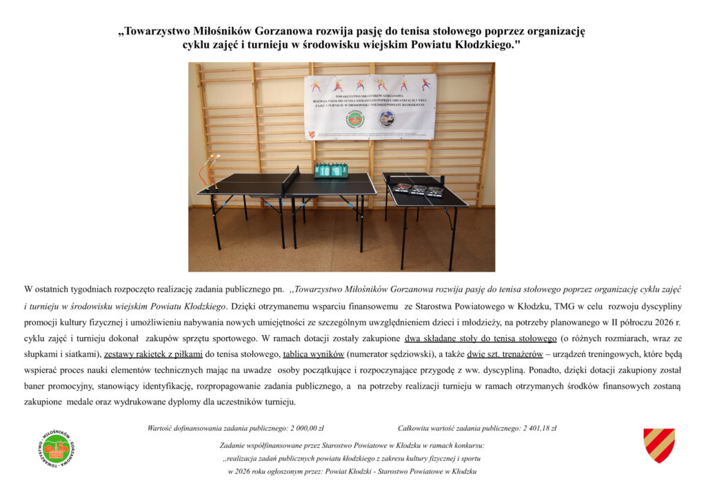Obraz przedstawia opis zakupionego sprzętu tenisa stołowego w&nbsp;ramach realizacji zadania publicznego Towarzystwa Miłośników Gorzanowa. Na&nbsp;zdjęciu widoczne są stoły do&nbsp;tenisa stołowego, tablica wyników, baner promocyjny i&nbsp;trenażery 