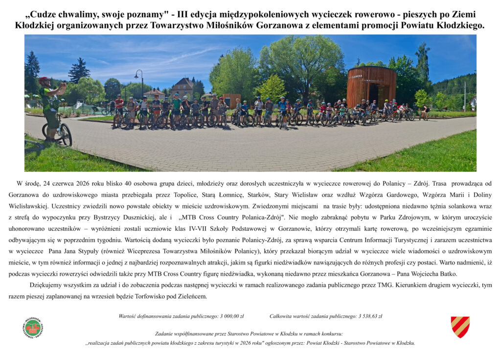 zdjęcie przedstawia grupę uczestników wycieczki rowerowej do Polanicy Zdrój w ramach projektu turystycznego wspartego przez Starostwo Powiatowe w Kłodzku. Rowerzyści udali się do tężni solankowej, parku zdrojowego oraz toru mtb cross country